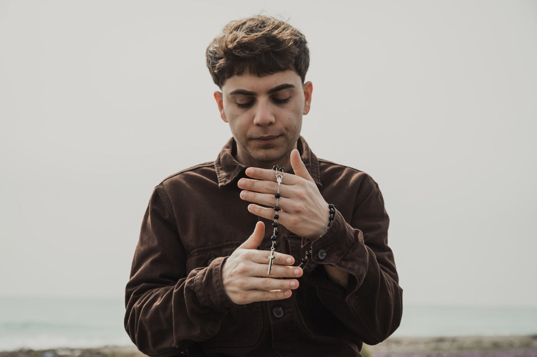 Rozenkrans bidden: Een korte en praktische stap-voor-stap gids om te beginnen