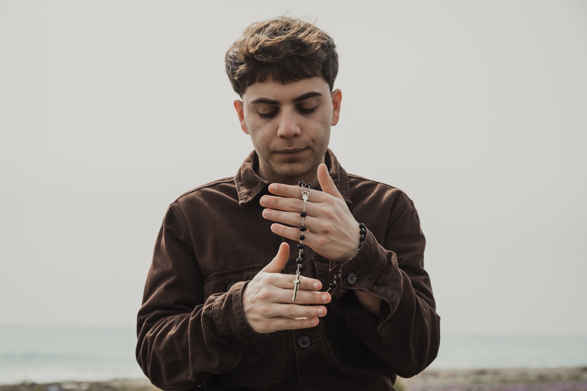 Rozenkrans bidden: Een korte en praktische stap-voor-stap gids om te beginnen