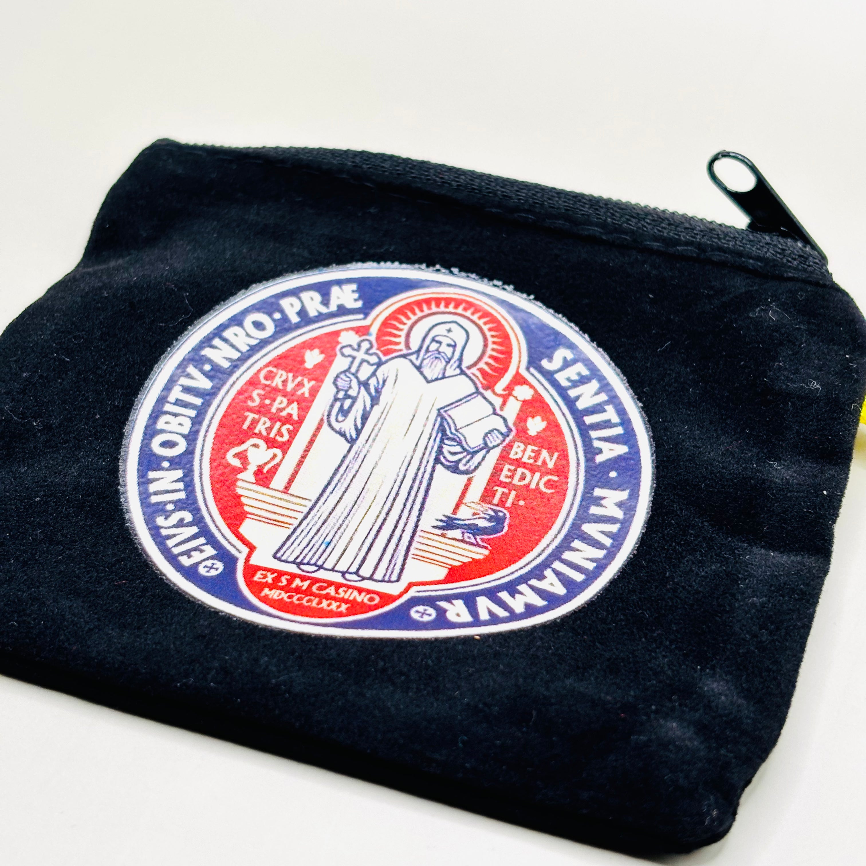 Benedictus met kruis en bijbel in hand