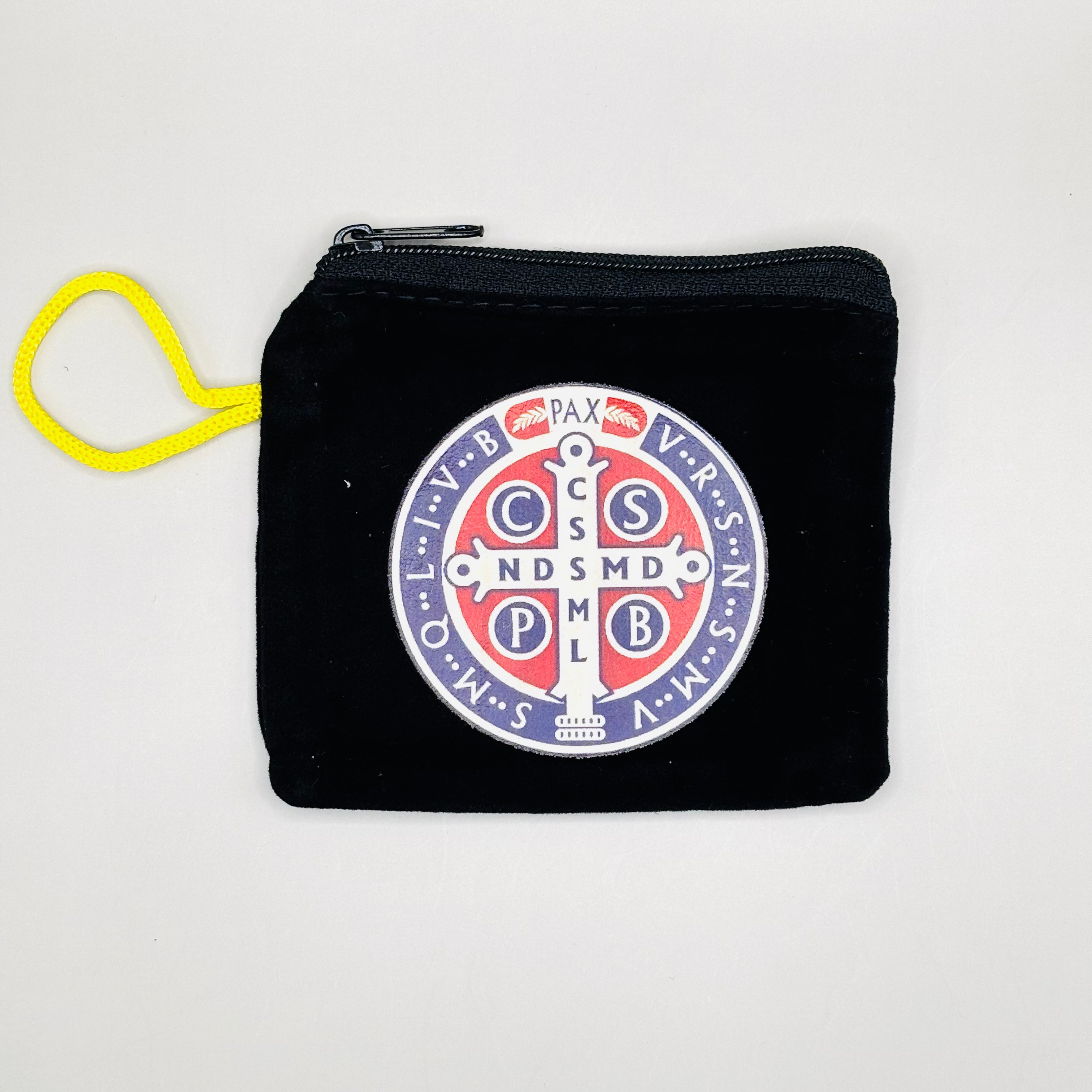 Benedictus munt druk op tasje voor rozenkrans