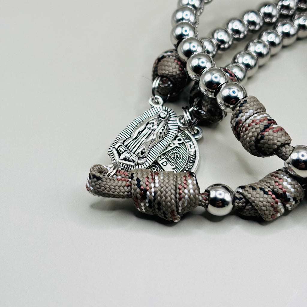 Rozenkrans met militair paracord en benedictus munt en Maria 