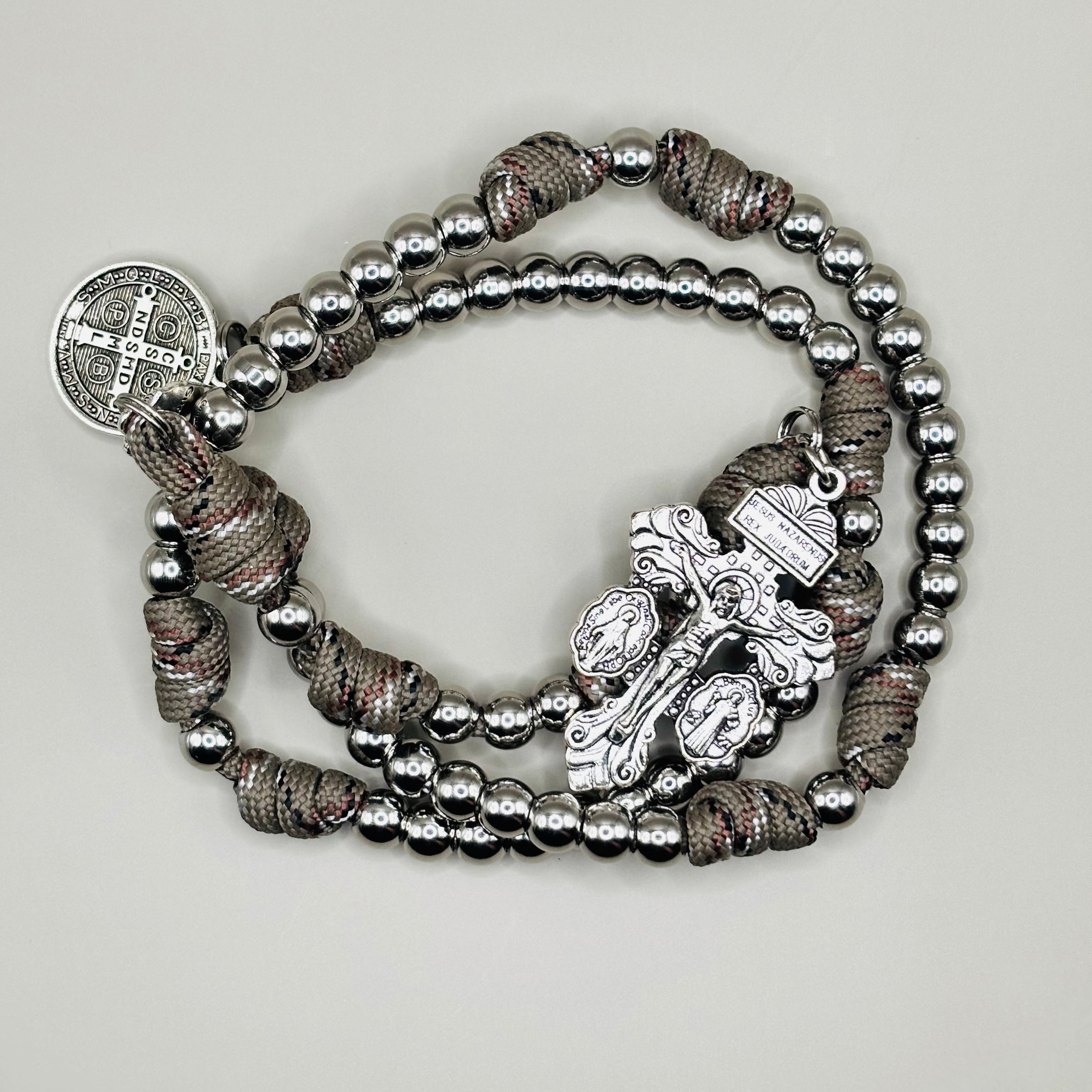 Volledige rozenkrans met metalen kralen roestvrij staal onverwoestbaar met paracord touw en Jezus kruis Maria en benedictus