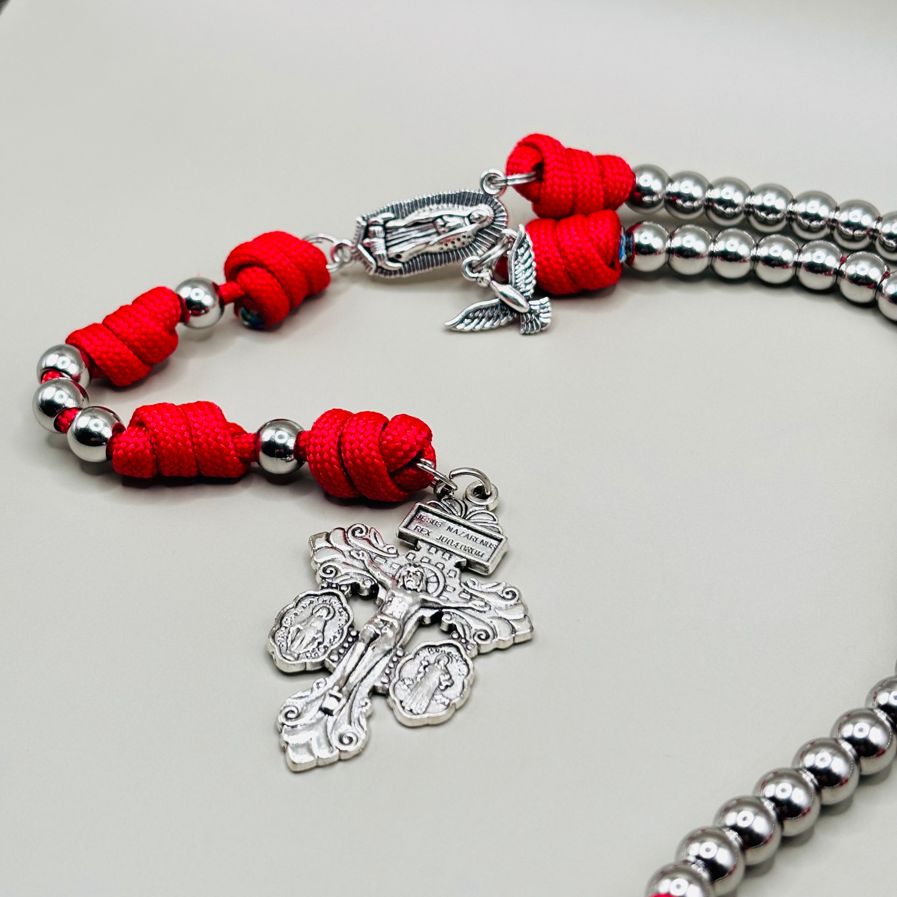 Katholieke rozenkrans rood met heilige geest duifje eraan en metalen kralen